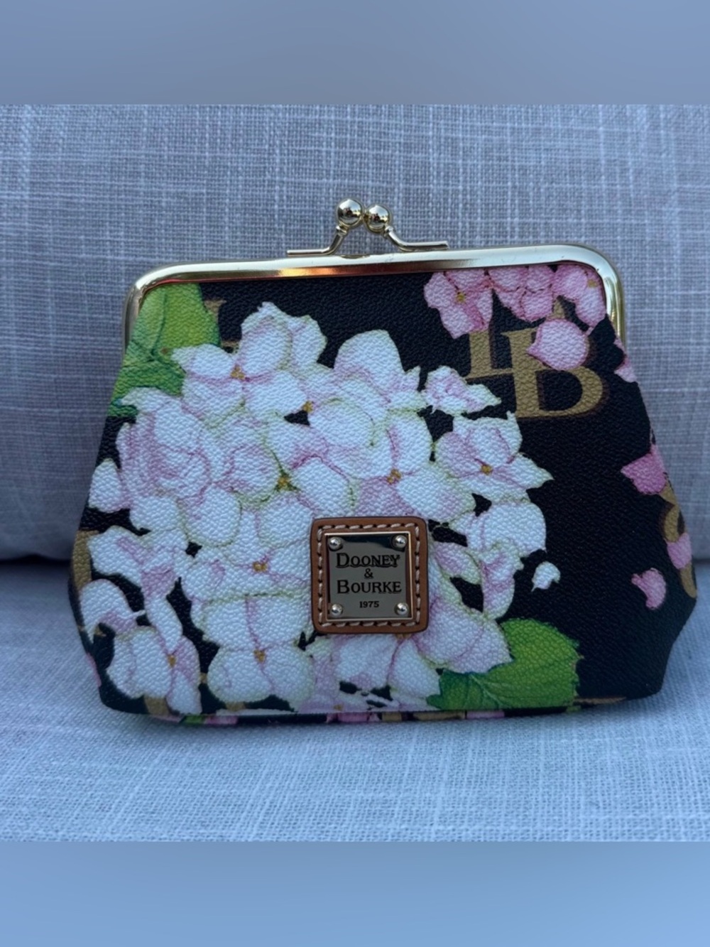 Dooney & Bourke Hydrangea Kisslock in excellent condition